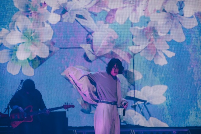 Kenshi Yonezu celebrates his 15th single “Plazma / BOW AND ARROW” with four editions, including controller device and HALO versions, illustrated by Yonezu himself. Poster campaigns and a live photo exhibition shot by Jiro Konami further mark this release.